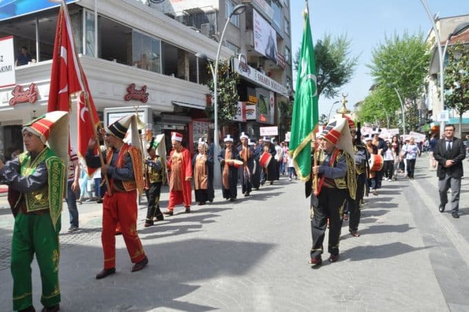 Koruyucu ailelerden kortej yürüyüşü