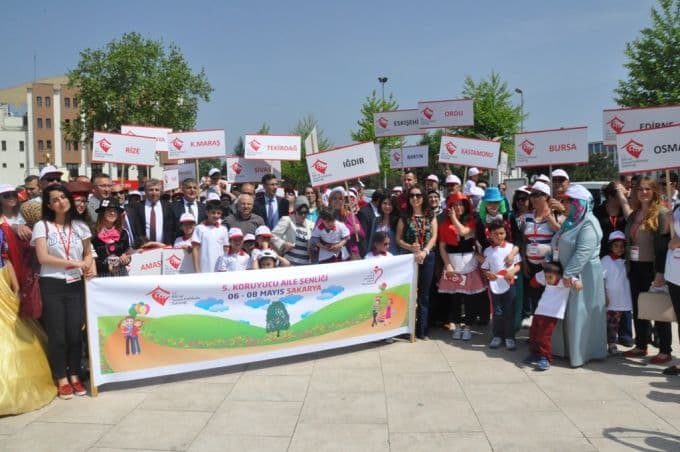 Koruyucu ailelerden kortej yürüyüşü