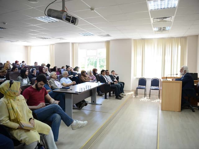 İslam toplumları bütünden ayrı hayatlar yaşıyor!
