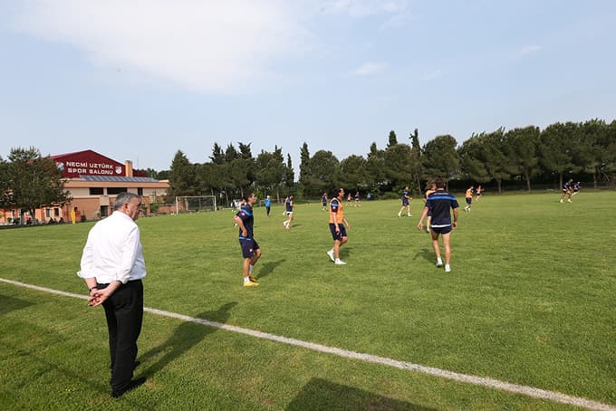 Toçoğlu, Sakaryasporlu futbolcuların antrenmanına katıldı