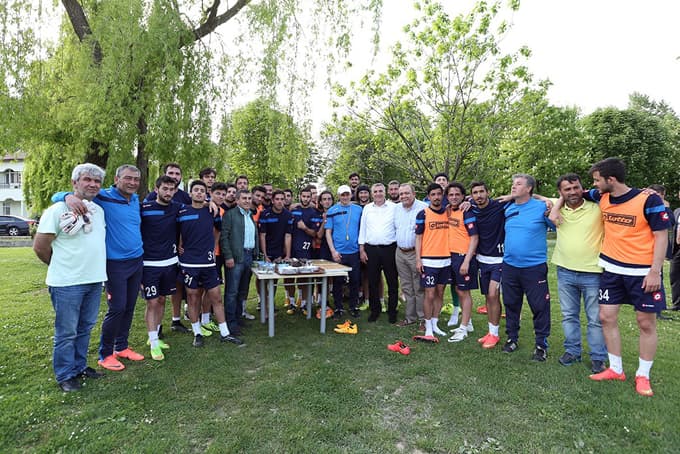 Toçoğlu, Sakaryasporlu futbolcuların antrenmanına katıldı