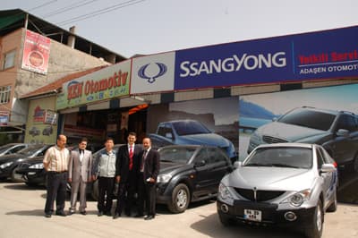 <br /><font color="#000000"><font size="2"><font face="Arial"><strong>Ssangyong Marka Ara&ccedil;lar&nbsp;&Ccedil;ok Estetik</strong> </font></font></font><p style="margin-bottom: 0cm"><font face="Arial" size="2">İşletme sahibi Burhan Şen, m&uuml;şterilerine fiyat avantajı, yakıt avantajı, vergi avantajı ve can g&uuml;venliği a&ccedil;ısından maximum fayda sağlayan Ssangyong marka ara&ccedil;ların bayiliğini yapmaktan zevk aldığını ifade etti.</font></p><p style="margin-bottom: 0cm"><font face="arial,helvetica,sans-serif" size="2"><font color="#333399">Ssangyong markasının d&uuml;nya pazarında 50 yıldır prestijinin olduğunu sadece T&uuml;rkiye'de yeni bir marka olduğunu, bu y&uuml;zden m&uuml;şterilerinin bu ara&ccedil;lar hakkında gerek sağlamlık gerek yedek par&ccedil;a gerekse ikinci el noktasında en k&uuml;&ccedil;&uuml;k bir endişe duyulmaması gerektiğini s&ouml;yledi.</font> </font></p><p style="margin-bottom: 0cm"><font face="arial,helvetica,sans-serif" size="2">1990 yılından bu yana Mercedes Benz ile ortaklığı olan Sssangyong, aynı motor-mekanik teknolojisini kullanmaktadır.</font></p><p style="margin-bottom: 0cm"><font face="arial,helvetica,sans-serif" size="2"></font></p><p style="margin-bottom: 0cm"><font face="arial,helvetica,sans-serif" size="2">Tamamı dizel olup, motor hacimleri<font color="#333399"> 2000 ile 2700 cc.</font> olan Ssangyong marka ara&ccedil;lar m&uuml;şteriler tarafından &ccedil;ok estetik bulunduğu ve yedek par&ccedil;a fiyatlarınında benzerlerine g&ouml;re &ccedil;ok hesaplı olduğu ifade edildi.</font></p><p style="margin-bottom: 0cm"><font face="arial,helvetica,sans-serif" size="2"><strong>Fiyat Aralığı 35.000 YTL ile 109.000 YTL</strong> </font></p><p style="margin-bottom: 0cm"><font face="arial,helvetica,sans-serif" size="2">Ssangyong ara&ccedil;ların fiyat aralığı 35.000 YTL ile 109.000 YTL olup tamamı Euro 4 standardındadır.</font></p><p style="margin-bottom: 0cm"><font face="arial,helvetica,sans-serif" size="2" color="#333399">İşletme sahibi Burhan Şen Avrupa'da ve Afrika'da olduğu gibi Ssangyong markasının &ccedil;ok kısa s&uuml;re i&ccedil;ersinde T&uuml;rkiye'de de hak ettiği yere geleceğini ifade edip Ssangyong&rsquo;u yakından tanımak i&ccedil;in t&uuml;m halkımızı haftanın 7 g&uuml;n&uuml; tanıtım ve test s&uuml;r&uuml;ş&uuml;ne davet etti.</font></p><p style="margin-bottom: 0cm"><font size="2"><br /><font face="arial,helvetica,sans-serif"></font></font></p><p><font face="Arial" size="2" color="#000000">Adaşen Otomotiv i&ccedil;in <a href="../../../others/firma.php?xnumber1=8039">tıklayınız</a>.</font></p>