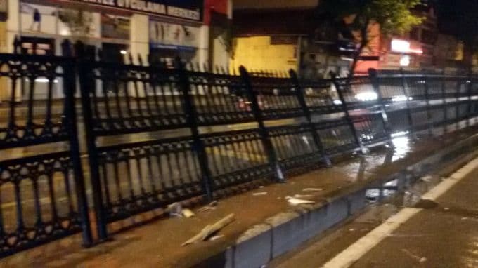 Şiddetli rüzgar çatıları uçurdu