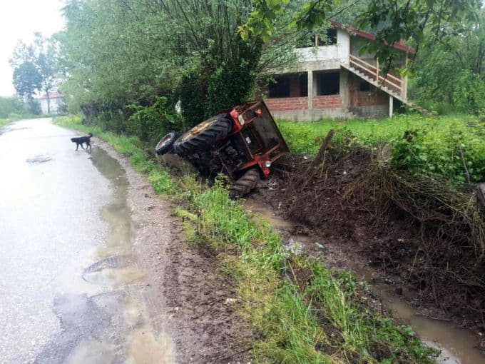 Virajı alamayan traktör su kanalına devrildi