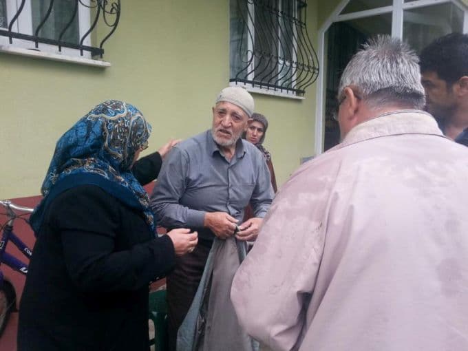 Virajı alamayan traktör su kanalına devrildi