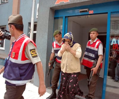 <br /><font face="Arial" size="2">Yapılan araştırma sonucu kadının Abalı K&ouml;y&uuml;'nde oturduğunu belirleyen sağlık g&ouml;revlileri eve gittiklerinde bebeğin olmadığını fark etti.<font color="#333399"> Selma D., bebeğin nerede olduğunu soran sağlık g&ouml;revlilerine bebeğini Dernekkırı Prefabriklerinde bulunan Mehmet&ccedil;ik İlk&ouml;ğretim Okulu'nun arka kısmındaki boş arazide &ccedil;alılıkların arasına attığını s&ouml;yledi.</font> Bunun &uuml;zerine g&ouml;revliler jandarmaya bilgi verdi.</font> <p><font face="Arial" size="2">Olay yerine giden jandarma ekipleri bir g&uuml;nl&uuml;k bebeğin cesediyle karşılaştı. Yapılan inceleme sonucu bebeğin darp edildikten sonra atıldığı belirlendi. Selma D., &ccedil;ıkarıldığı mahkeme tarafından tutuklanarak cezaevine g&ouml;nderildi.&nbsp;</font></p><p><font face="arial,helvetica,sans-serif" size="2"><strong>Tecav&uuml;ze Uğradığını İddia Etti</strong><br />&nbsp;<br />Bug&uuml;n karara &ccedil;ıkan davada savunma yapan 4 &ccedil;ocuk annesi Selma D., eşinden bir s&uuml;re &ouml;nce ayrıldıktan sonra tecav&uuml;ze uğradığını ileri s&uuml;rerek, <font color="#333399">&quot;K&ouml;yde mısırları toplarken biri mısırlıkta zorla bana tecav&uuml;z etti. Hamile kaldığımı yaşımın ilerlemiş olmasından dolayı anlayamadım. Ailemden ve komşularımdan gizli olarak hastanede bebeği doğurdum. Komşulara kadın hastalıkları olduğunu s&ouml;yledim. Hastane &ccedil;ıkışı rezil olurum diye bebeği &ccedil;alılıklara atıp ka&ccedil;tım. Bıraktığımda yaşıyordu&quot;</font> dedi.&nbsp;&nbsp;<br /><br />&nbsp;Mahkeme heyeti, Adli Tıp Kurumu Morg İhtisas Dairesi'nden gelen bir g&uuml;nl&uuml;k bebeğin baş boyun b&ouml;lgesinde k&uuml;nk travmatik bulgu ve boyun kısmında kırık olması nedeniyle bebeğin bu nedenle &ouml;lm&uuml;ş olabileceğine dair raporu dikkate alarak Selma D.'ye ağırlaştırılmış m&uuml;ebbet hapis cezası verdi.&nbsp;<br />&nbsp;<br /><font color="#333399">Mahkeme heyeti bu cezada herhangi bir indirim yapmadı. Karar Yargıtay tarafından onaylanırsa kesinleşecek.</font></font>&nbsp; </p>