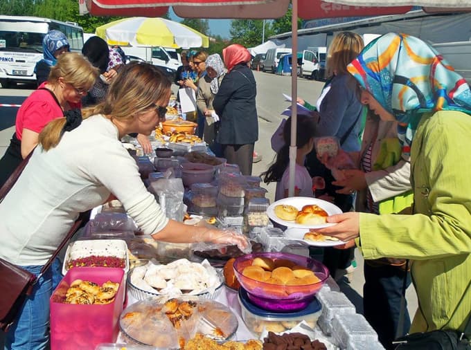 Kütüphane için kermes düzenledi 