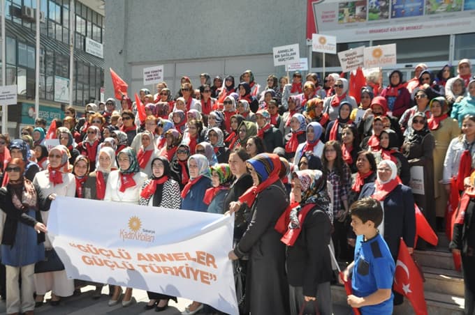 Anneler Günü nedeniyle caddede yürüyüş düzenlendi