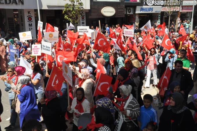 Anneler Günü nedeniyle caddede yürüyüş düzenlendi