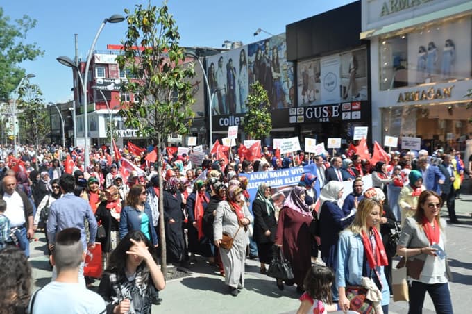 Anneler Günü nedeniyle caddede yürüyüş düzenlendi