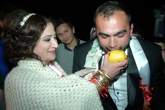 Hendek'te damada ilginç düğün hediyesi