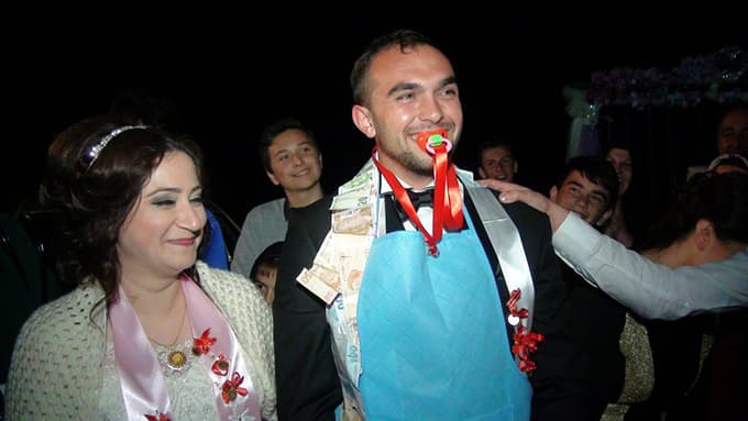 Hendek'te damada ilginç düğün hediyesi
