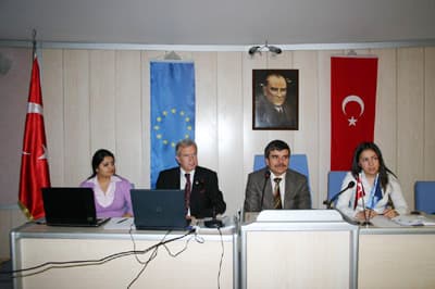 <font face="Arial" size="2" color="#333399">Toplantıya Adapazarı Belediye Başkanı Yardımcısı Rıdvan &Ouml;z&uuml;m, G&uuml;neşler Belediye Başkan Yardımcısı &Ouml;zkan G&uuml;m&uuml;lcineli, Shumen Belediyesi Başkanvekili Nina Belseva ve Shumen &Uuml;niversitesi &ouml;ğretim &uuml;yeleri katıldı.<br /><br /><font color="#000000"><font face="Arial" size="2">170 bin Euro'luk hibe kredi desteği bulunan proje kapsamında Adapazarı b&ouml;lgesinde &ccedil;evre bilincinin arttırılması, &ccedil;evre korumasında Bulgaristan ve T&uuml;rkiye belediyeleri ve sivil toplumu arasında uzun s&uuml;reli işbirliğinin kurulması, fikir, bilgi ve iyi &ouml;rneklerin paylaşımı hedefleniyor. Hibe projelerinden faydalanmak i&ccedil;in belediyelerin bor&ccedil;suz olması &ouml;n koşul olarak g&ouml;r&uuml;l&uuml;yor.</font></font><br /></font>