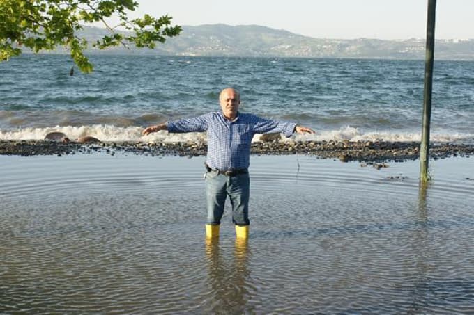 Sahildeki yollar ve iş yerleri su altında kaldı