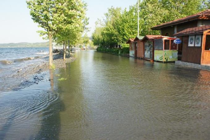 Sahildeki yollar ve iş yerleri su altında kaldı