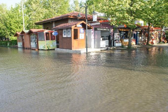 Sahildeki yollar ve iş yerleri su altında kaldı