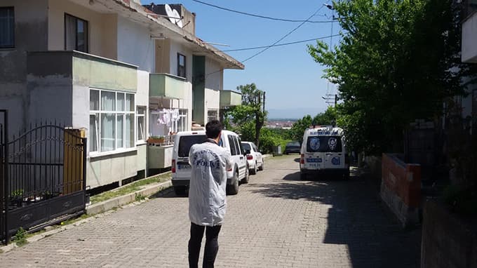 Havaya sıkılan kurşun yaşlı çiftin evine isabet etti