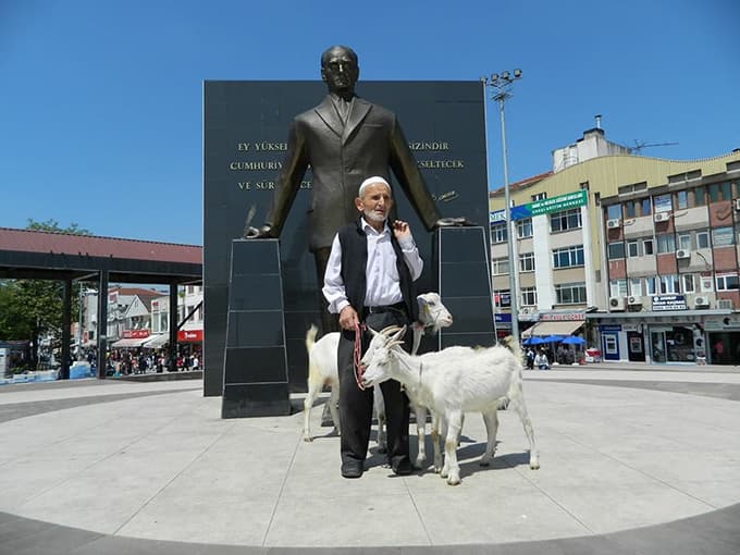 Şehir merkezinde keçileriyle gezdi