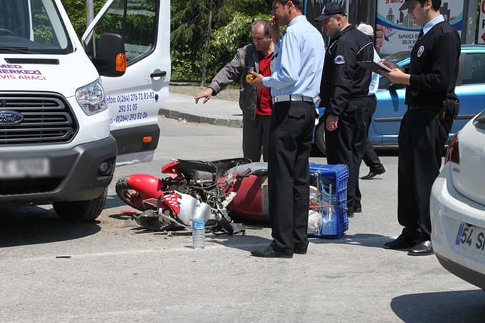 Minibüse çarpan motosiklet sürücüsü yaralandı 