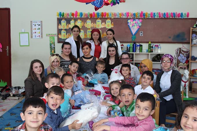 Üniversiteli öğrencilerden miniklere oyuncak hediyesi 