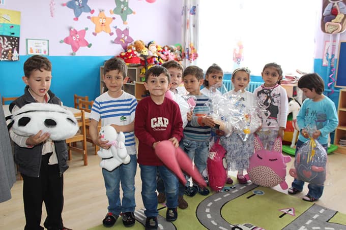 Üniversiteli öğrencilerden miniklere oyuncak hediyesi 