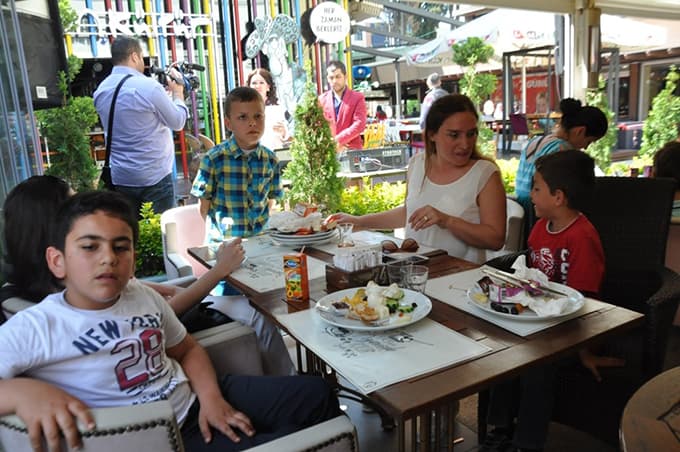 Engelli bireyler ve aileleri kahvaltıda bir araya geldi