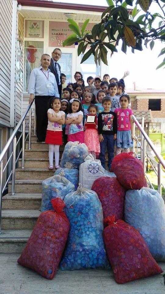 Minik öğrencilerden örnek davranış