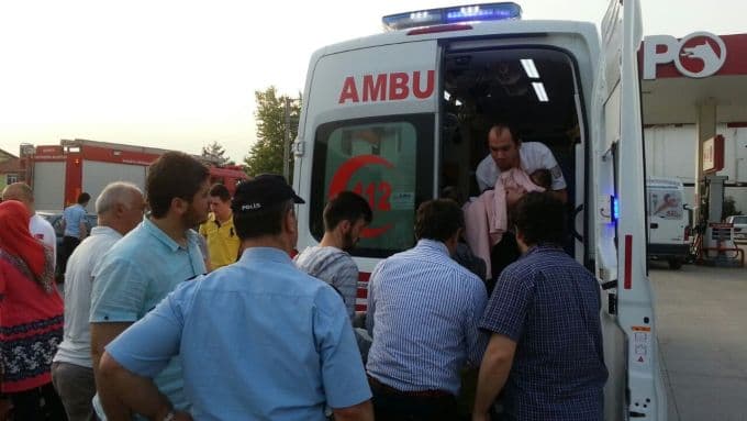 Benzin istasyonuna girerken kaza yaptı