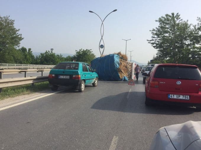 Saman yüklü kamyon, yan yattı