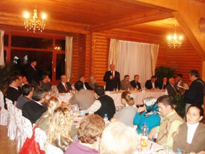 <font face="Arial" size="2">Belediye Başkanı Ali İnci ise, <font color="#333399">&quot;Hendekli olmadığı halde Hendek'in tarihini g&uuml;n ışığına &ccedil;ıkartan Prof. Dr. Enver Konuk&ccedil;u'ya her t&uuml;rl&uuml; maddi, manevi desteği verdik ve bundan sonra da vereceğiz. Gelecek nesillere bırakılacak bu miras, Hendek'i ge&ccedil;miş ile geleceğe bağlayacak bir k&ouml;pr&uuml; g&ouml;revi g&ouml;recektir. Belediye meclis kararıyla Konuk&ccedil;u'ya 'Fahri Hemşehri' unvanı verdik&quot;</font> dedi. Başkan İnci ayrıca, Konuk&ccedil;u'ya hemşehrilik belgesini ve plaketini verdi.</font>