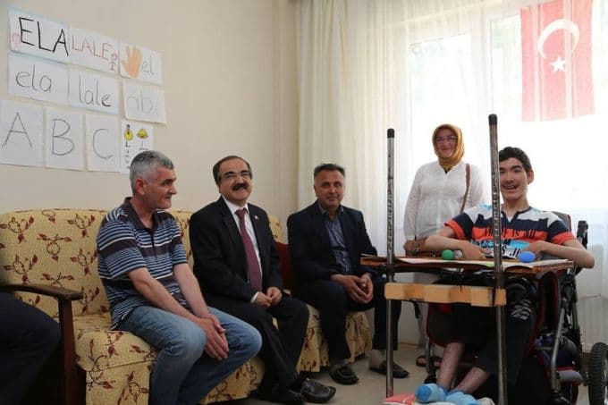 Vali Coş, engelli Yalçın'ı evinde ziyaret etti