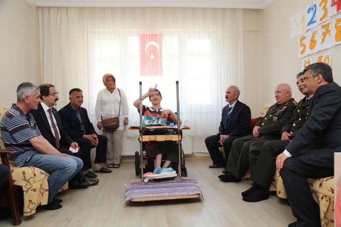 Vali Coş, engelli Yalçın'ı evinde ziyaret etti