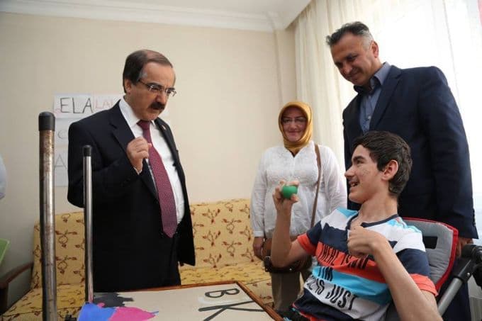 Vali Coş, engelli Yalçın'ı evinde ziyaret etti