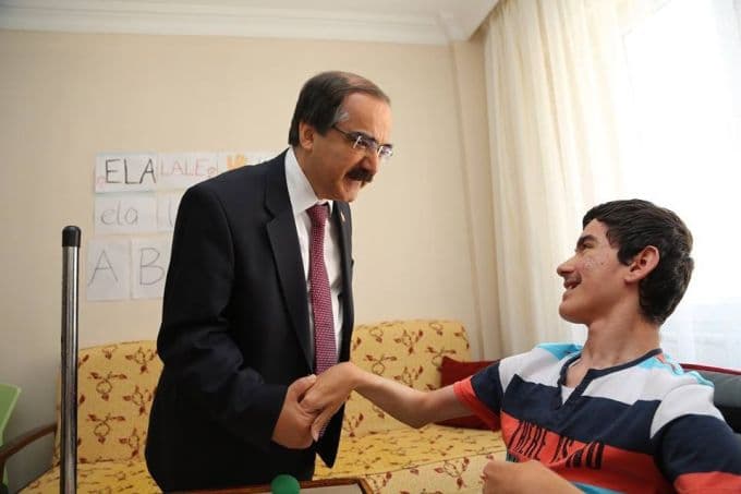 Vali Coş, engelli Yalçın'ı evinde ziyaret etti