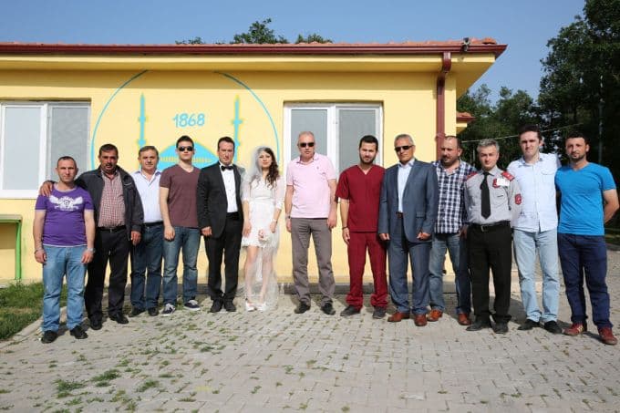 Mutluluklarını ilk sokak köpekleriyle paylaştılar