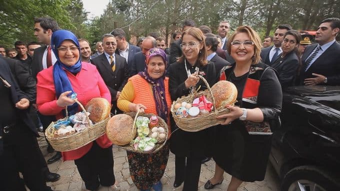 Cuma günü "Ana Ocağı" programında bakanlı düğün var