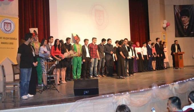 Liseli öğrencilerden duygusal final