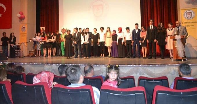 Liseli öğrencilerden duygusal final