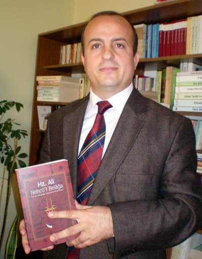 <font size="2"><font face="Arial"><strong>Aleviler Din Dersinin Kaldırılmasını İstiyorlar<br /><br /></strong>Din k&uuml;lt&uuml;r&uuml; dersinin kaldırılmasına y&ouml;nelik taleplere de değinen Bulut, ş&ouml;yle konuştu: </font></font><font size="2"><font face="Arial"><font color="#333399">&quot;Alevilerin bazı kesiminin din k&uuml;lt&uuml;r&uuml; dersinin tamamen kaldırılmasına y&ouml;nelik talepleri var. Bu doğru bir talep değil. Avrupa ve d&uuml;nyadaki devletlere baktığımızda din k&uuml;lt&uuml;r&uuml; dersinin bir şekilde var olduğunu, her devletin kendi &ccedil;ocuklarına dini &ouml;ğretmede en azından bilgi k&uuml;lt&uuml;r seviyesinde verme taraftarı olduğunu g&ouml;r&uuml;yoruz.&quot;<br /><br /><strong><font color="#000000">Alevilere Daha Fazla Yer Verilmesi, Bazılarını Rahatsız Edebilir</font></strong><br /></font><br />Diğer kesimin din k&uuml;lt&uuml;r&uuml; dersinde Alevilik ve Alevi taleplerine yer verilmesi talebinin aslında makul bir talep olduğunu anlatan Bulut, s&ouml;zlerine ş&ouml;yle devam etti: </font></font><font face="Arial" size="2" color="#333399">&quot;Son zamanlarda hazırlanan din dersi kitaplarında bu coğrafyada yaşayan m&uuml;sl&uuml;manların ortak değeri olan Hacı Bektaş-ı Veli ve Yunus Emre gibi değerlerimize yer verildiğini g&ouml;r&uuml;yoruz. Ancak, Alevi &ouml;nderleri ya da Alevi anlayışına daha fazla yer verilmesi, bazı kesimleri rahatsız edebilir. T&uuml;rkiye'de bazı tarikat ve mezhep mensupları bizim &ouml;nderlerimize ya da anlayışımıza da yer verilsin şeklinde bir iddiayı getirebilir. Bu da &uuml;zerinde durulması gereken bir husustur.&quot;<br /><br /></font><font size="2"><font face="Arial"><strong>Cemevleri Bir İbadethane Olarak Kabul Edilemez<br /></strong><br />Bulut, cemevlerinin ibadethane olarak kabul edilmesine y&ouml;nelik taleplere ise ş&ouml;yle karşılık verdi: <font color="#333399">&quot;Alevilerin cemevlerinin cami gibi ibadethane olarak kabul edilmesi talebi var. Aleviler cemevlerine gider orada ibadet eder, S&uuml;nniler de camiye gider orada ibadet eder şeklinde bir s&ouml;ylem ayrıştırıcı bir s&ouml;ylem. Tehlikeli bir s&ouml;ylemdir. B&uuml;t&uuml;n M&uuml;sl&uuml;manların ibadethanesi camidir. Ama bunun yanı sıra bazı tarikatlar ya da grupların birtakım dergahlarında ibadet yapılmasına kimse karşı &ccedil;ıkmaz. Cemevlerinin caminin karşıtı ibadethane olarak kabul edilmesi bizi b&ouml;l&uuml;şt&uuml;r&uuml;r, ayrıştırır.&quot;</font></font></font> 