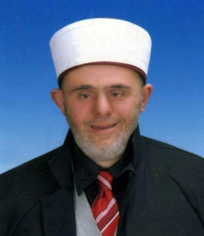 <p><font face="arial,helvetica,sans-serif" size="2">Garip İsmail'in cenazesine bu kadar kalabalık insanın katılmasını değerlendiren Yeni Sakarya Gazetesi Genel Yayın Y&ouml;netmeni Zeki Aydıntepe, esnaftan haberi alır almaz cenazeye yetiştiğini s&ouml;yledi. Aydıntepe, <font color="#333399">&quot;Ben Akay'ı hep camilerde, cenazelerde, cemiyetlerde g&ouml;r&uuml;rd&uuml;m. Halk tarafından &ccedil;ok sevilirdi. Cenazede hatırı sayılır bir kalabalık vardı ve &ccedil;ok kişi ağlıyordu 'Allah b&ouml;yle yolculuğu herkese nasip etsin' diyorlardı. İnsanın etkilenmemesi m&uuml;mk&uuml;n değil. Kimseye zararı yoktu. Hayatı camilerde ge&ccedil;ti. Nasıl yaşadıysa &ouml;yle &ouml;ld&uuml;. Haber ve anı i&ccedil;in cenazede birka&ccedil; fotoğraf &ccedil;ektim, onlar da &ccedil;ok iyi &ccedil;ıkmamış. Sanki İsmail 'g&ouml;n&uuml;ller bana yeter' dedi. Belki sadece fotoğrafta değil, halkın g&ouml;nl&uuml;nde olmayı istedi.&quot; </font>diye konuştu. </font></p><p><font face="arial,helvetica,sans-serif" size="2">İsmail Akay'ın cenaze namazını kıldıran M&uuml;ft&uuml; Sinan Cihan ise cenaze i&ccedil;in helalık alırken cemaatin hep bir ağızdan ve y&uuml;ksek sesle<strong><font color="#333399"> &quot;Helal olsun&quot;</font></strong> demelerinin ve ağlamalarının kendisini &ccedil;ok etkilediğini s&ouml;yledi. Cihan, Akay'ın son yolculuğuna &ccedil;ok g&uuml;zel bir şekilde uğurlandığını s&ouml;zlerine ekledi. </font></p>