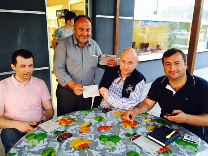 Muhtar, seçmen kağıtlarını kendi elleriyle dağıtıyor