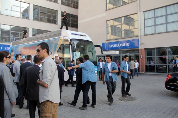 Davutoğlu, yeni doğum yapan 13 anneye hediye verdi
