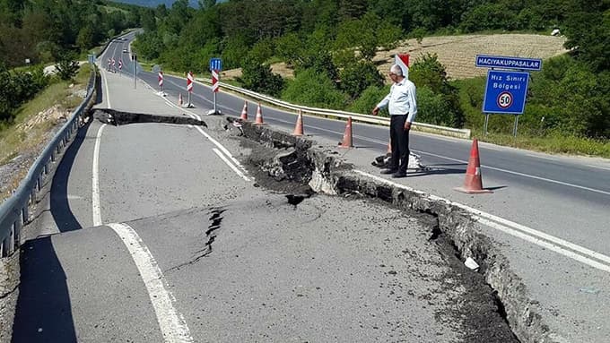 Isır: 'Geyve Taraklı bağlantı yolunda büyük tehlike'