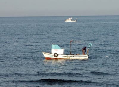 Denizin Ortasında 3 Saat Teknesini Tamir Etti