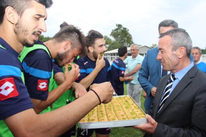 Bakan İslam'dan Sakaryasporlu futbolculara baklava jesti