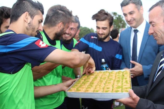 Bakan İslam'dan Sakaryasporlu futbolculara baklava jesti