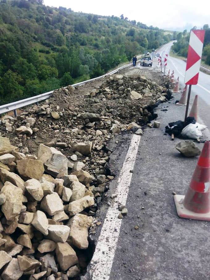 Çöken yolda geçici önlem alındı