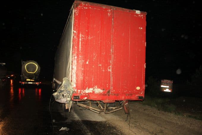 Otomobil TIR'a çarptı: 2 ölü, 4 yaralı!