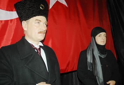 Atatürk ve Latife Hanım'ın Heykelleri Hayran Bıraktı