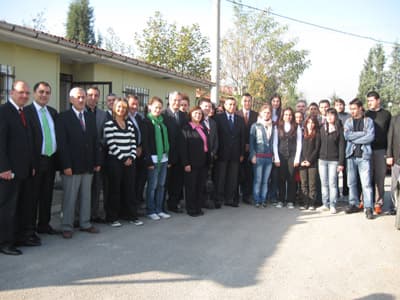 <font size="2"><font face="Arial"><strong>T&uuml;rkiye'de Bir İlk<br /></strong><br />Kahvaltıda konuşan<font color="#333399"> Sakarya Valisi H&uuml;seyin Atak</font>, Sakarya &Uuml;niversitesi b&uuml;nyesinde b&ouml;ylesine &ouml;nemli bir programın a&ccedil;ılmasının mutluluk verici olduğunu s&ouml;yleyerek, programı kazanan &ouml;ğrencilere başarılarının devamını diledi. Rekt&ouml;r Prof. Dr. Mehmet Durman da konuşmasında, Basın-Yayıncılık Programı'nın T&uuml;rkiye'de bir ilk olduğunu belirterek, bundan b&uuml;y&uuml;k onur ve mutluluk duyduğunu ifade etti. Basın-Yayıncılık programın a&ccedil;ılmasında &ouml;nemli desteklerini g&ouml;rd&uuml;kleri Sakarya Gazeteciler Cemiyeti Y&ouml;neticilerine de teşekk&uuml;r eden Rekt&ouml;r Durman, programın Basın-Yayın sekt&ouml;r&uuml;ne nitelikli eleman yetiştirilmesine b&uuml;y&uuml;k katkılar sağlayacağına inandığını kaydetti. Kahvaltıda duygularını dile getiren Basın-Yayıncılık Programı &ouml;ğrencileri ise bu programı severek ve isteyerek se&ccedil;tiklerini, bu programı kazandıkları i&ccedil;in &ccedil;ok mutlu olduklarını dile getirdi.</font></font>